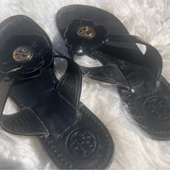 Tory Burch Breely Black Patent Gold Logo Flower Flip-Flops Sandals US 7 - Picture 6 of 6
